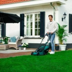 VONROC Tondeuse à Gazon 1300W – Largeur De Coupe De 32cm – Bac De Ramassage 30L Avec Indicateur De Remplissage – Hauteur De Coupe Réglable 8 VONROC Tondeuse à Gazon 1300W – Largeur De Coupe De 32cm – Bac De Ramassage 30L Avec Indicateur De Remplissage – Hauteur De Coupe Réglable -France Tondeuse Soldes Boutique 29982911 3